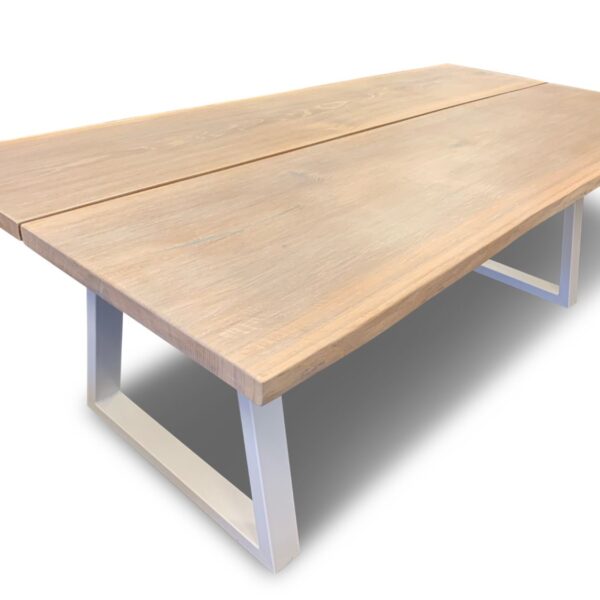 Plankebord med hvide trapez ben