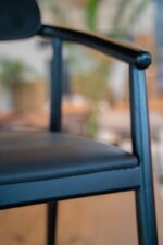 Sort spisestol med ryg